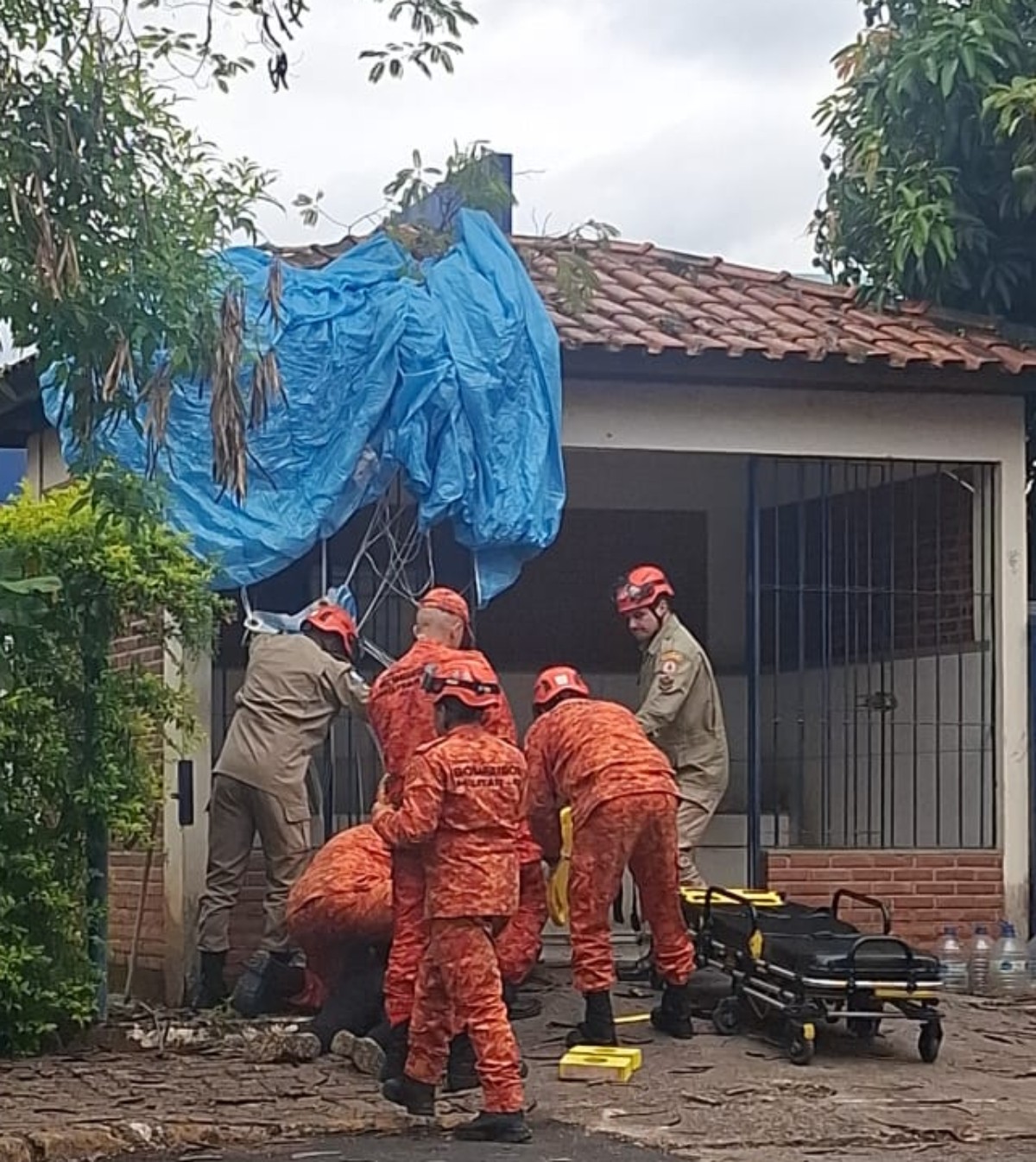 Homem fica ferido após cair de paraquedas em Resende
