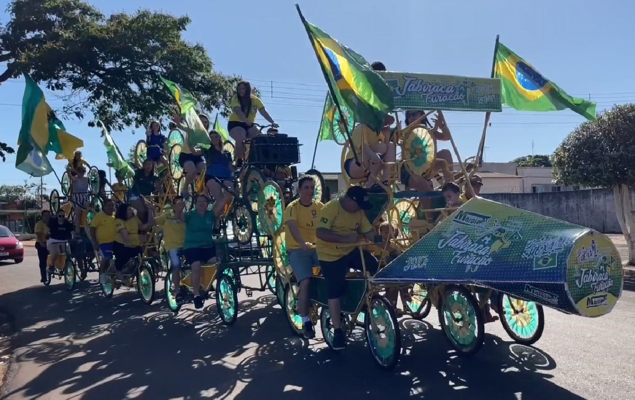'Cidade das bicicletas' reúne torcida para o Brasil em policicleta com mais de 50 rodas; conheça a Jabiraca Furacão