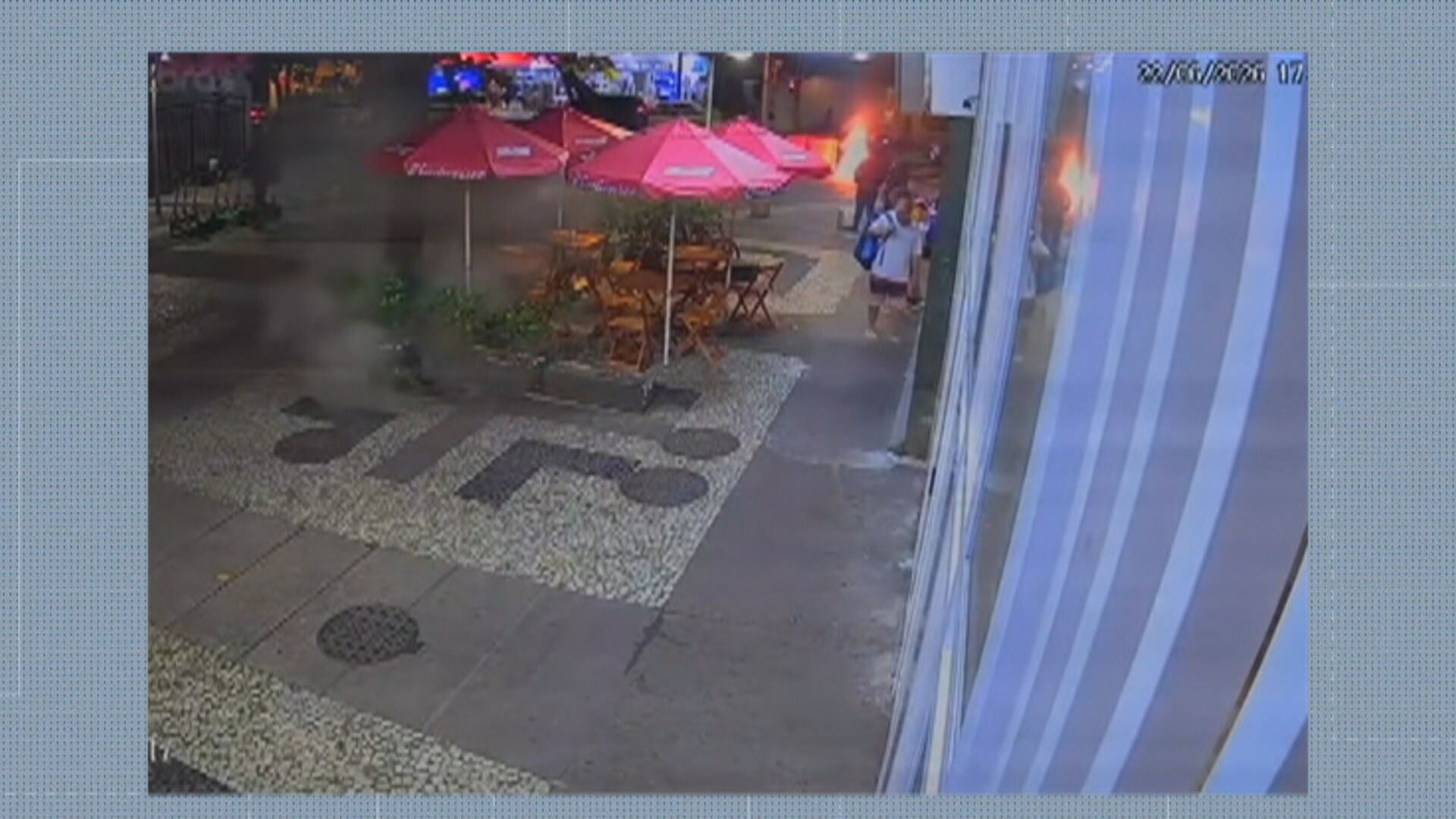 VÍDEO: bueiro solta labaredas em Copacabana; Light diz que fogo começou após furto de cabos