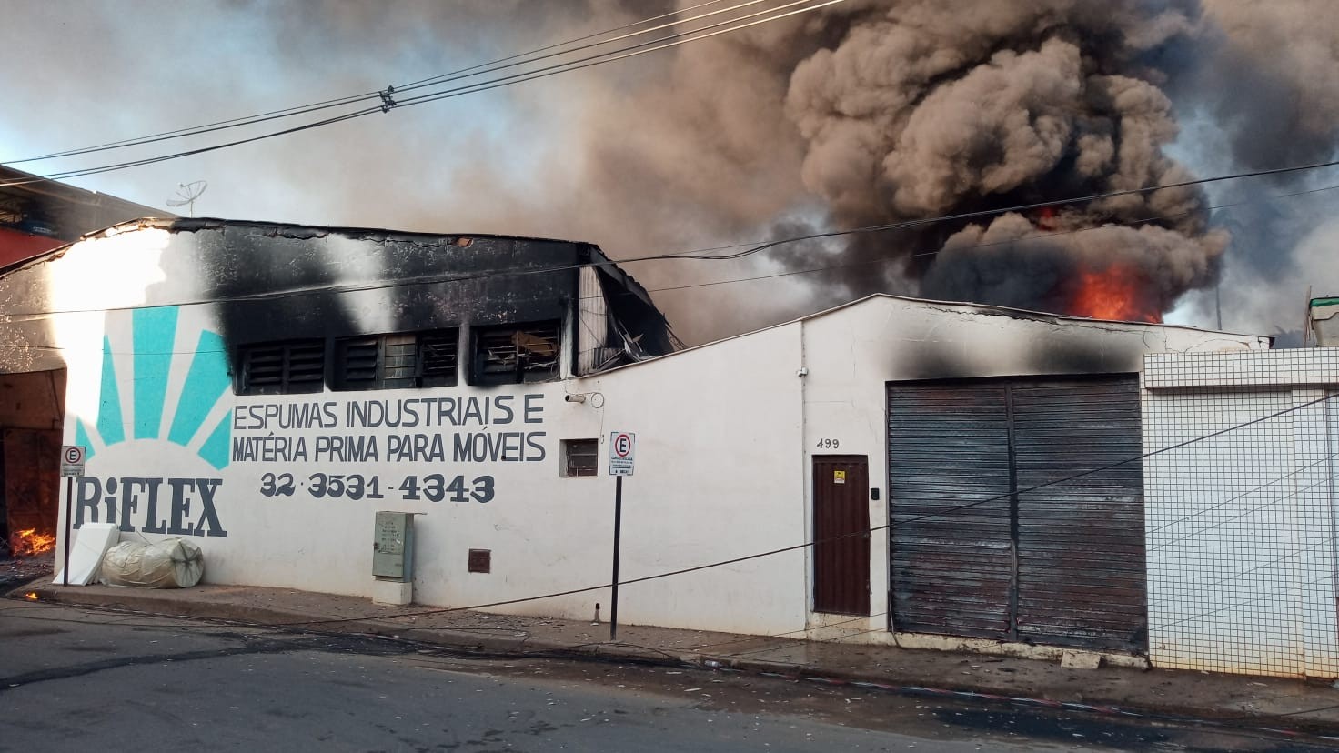 Incêndio destrói galpão de indústria de estofados em Ubá