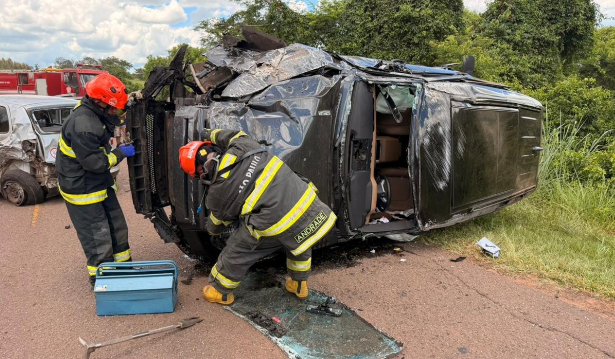 Acidente envolvendo três carros, sendo um de luxo, deixa feridos em rodovia de Martinópolis