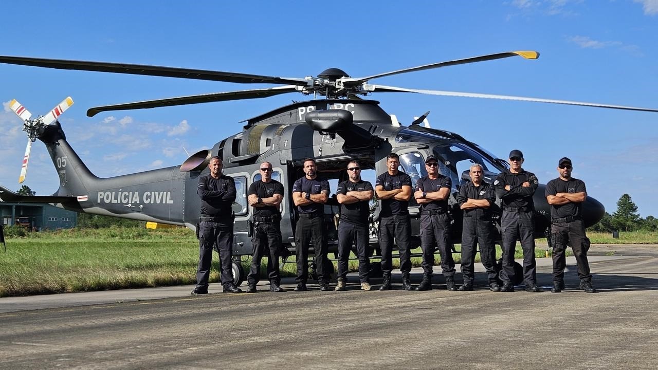 
VÍDEO: a 45 metros do solo alagado, helicóptero da Polícia Civil do RJ iça moradores ilhados no Sul