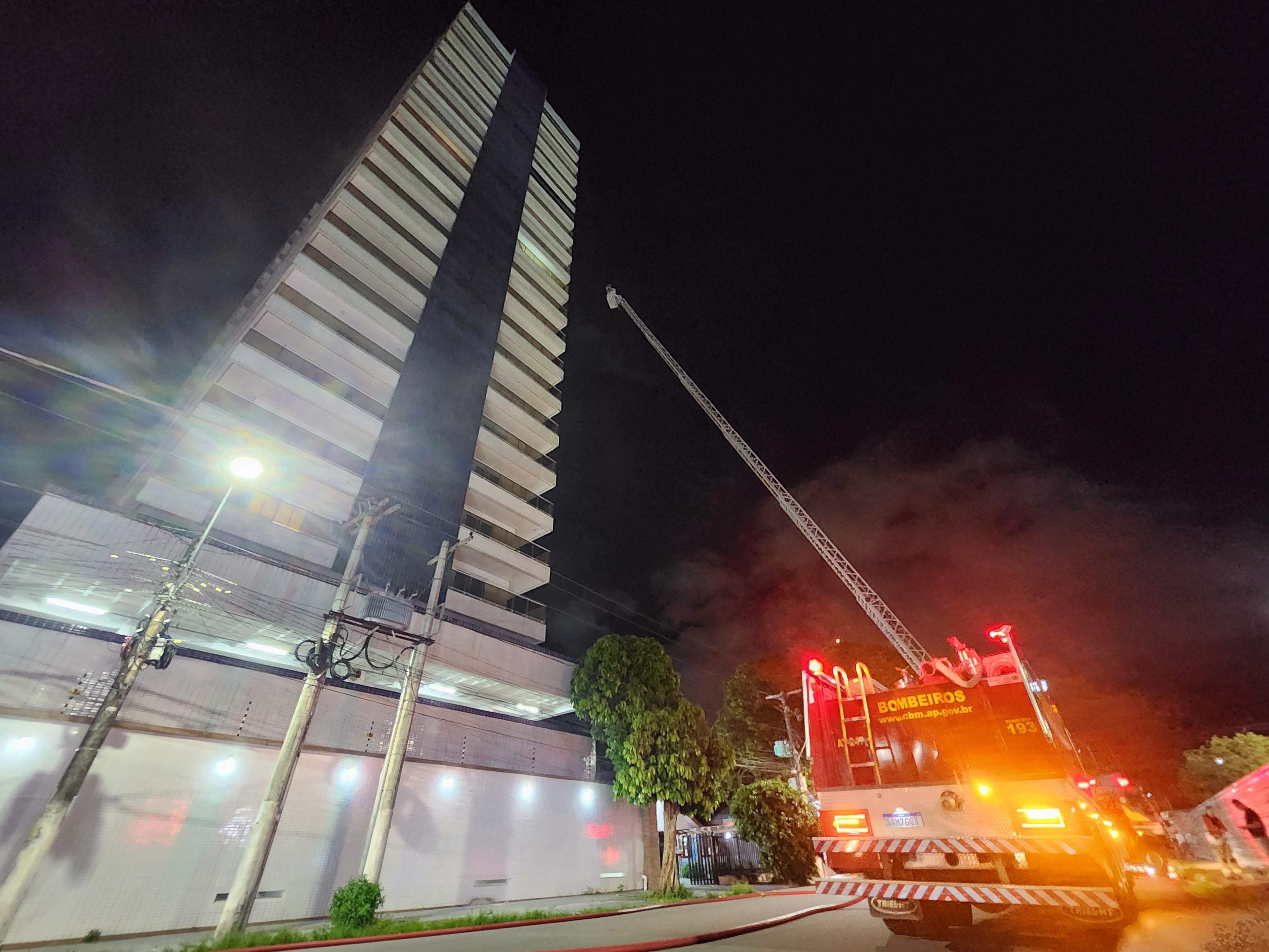 'Fundamental o uso da autoescada nos cinco primeiros minutos', diz especialista sobre incêndio em edifício em Macapá