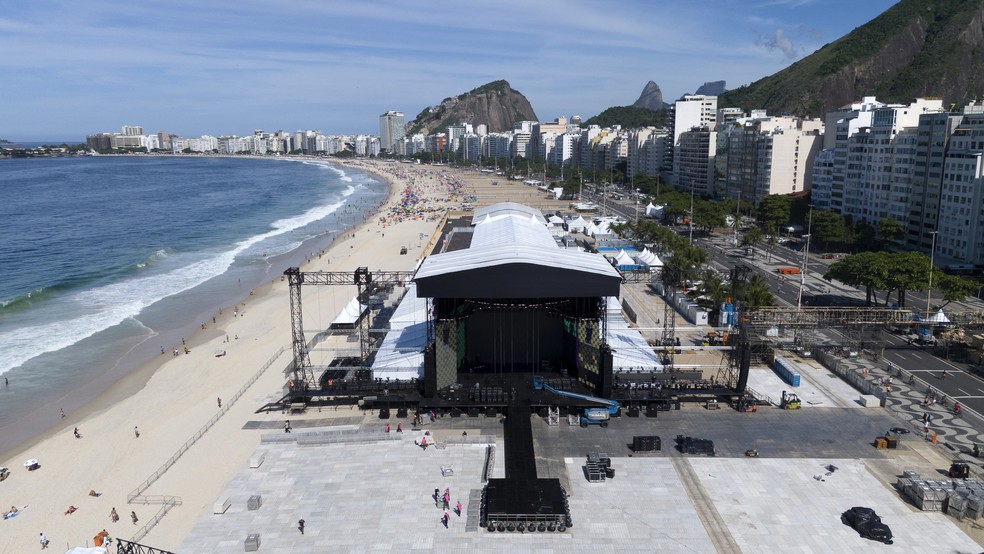 Palco de Lady Gaga em Copacabana — Foto: Pablo Porciuncula / AFP