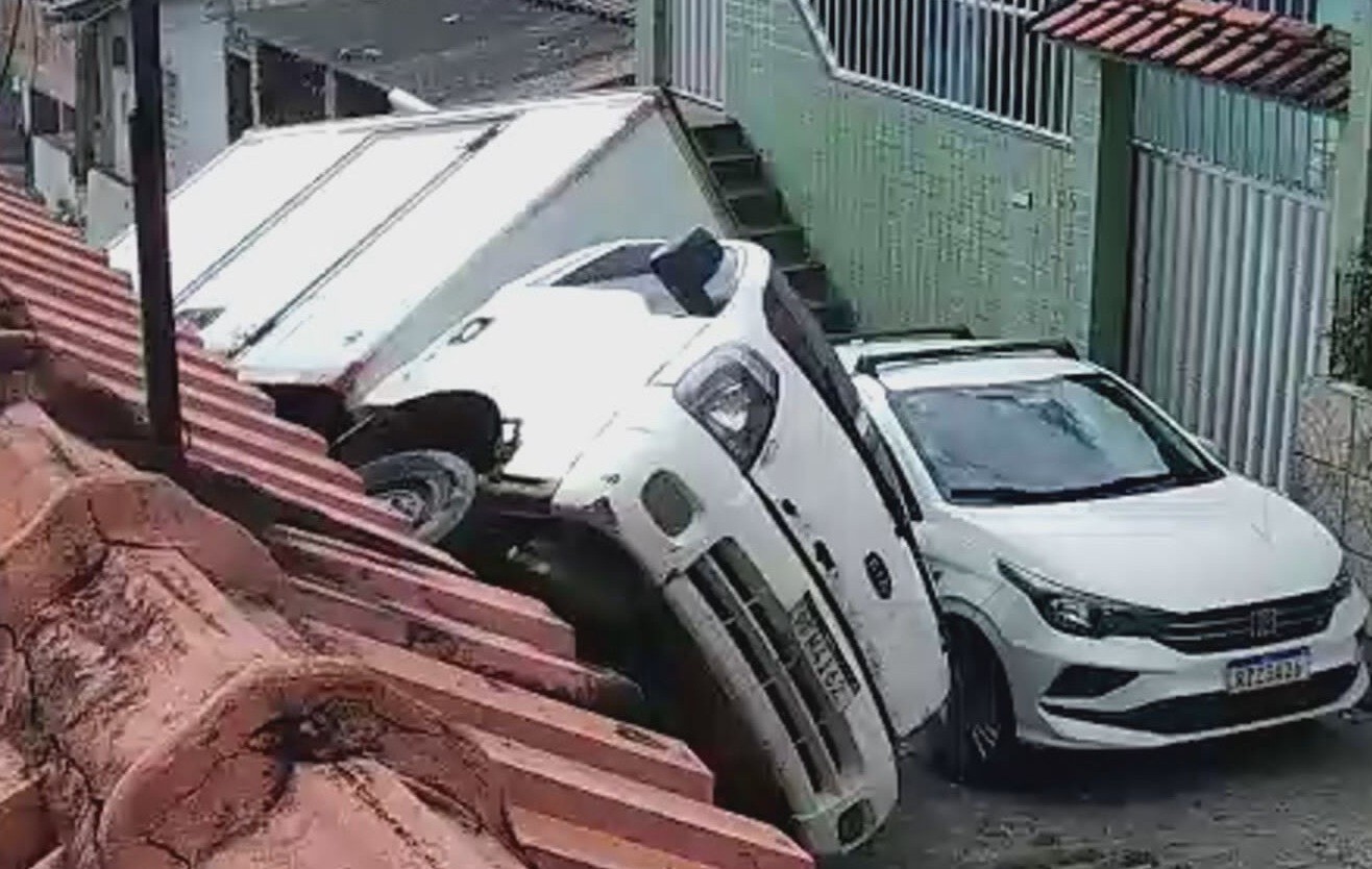 Caminhão tomba em ladeira e atinge táxi e muro de casa no Recife; VÍDEO