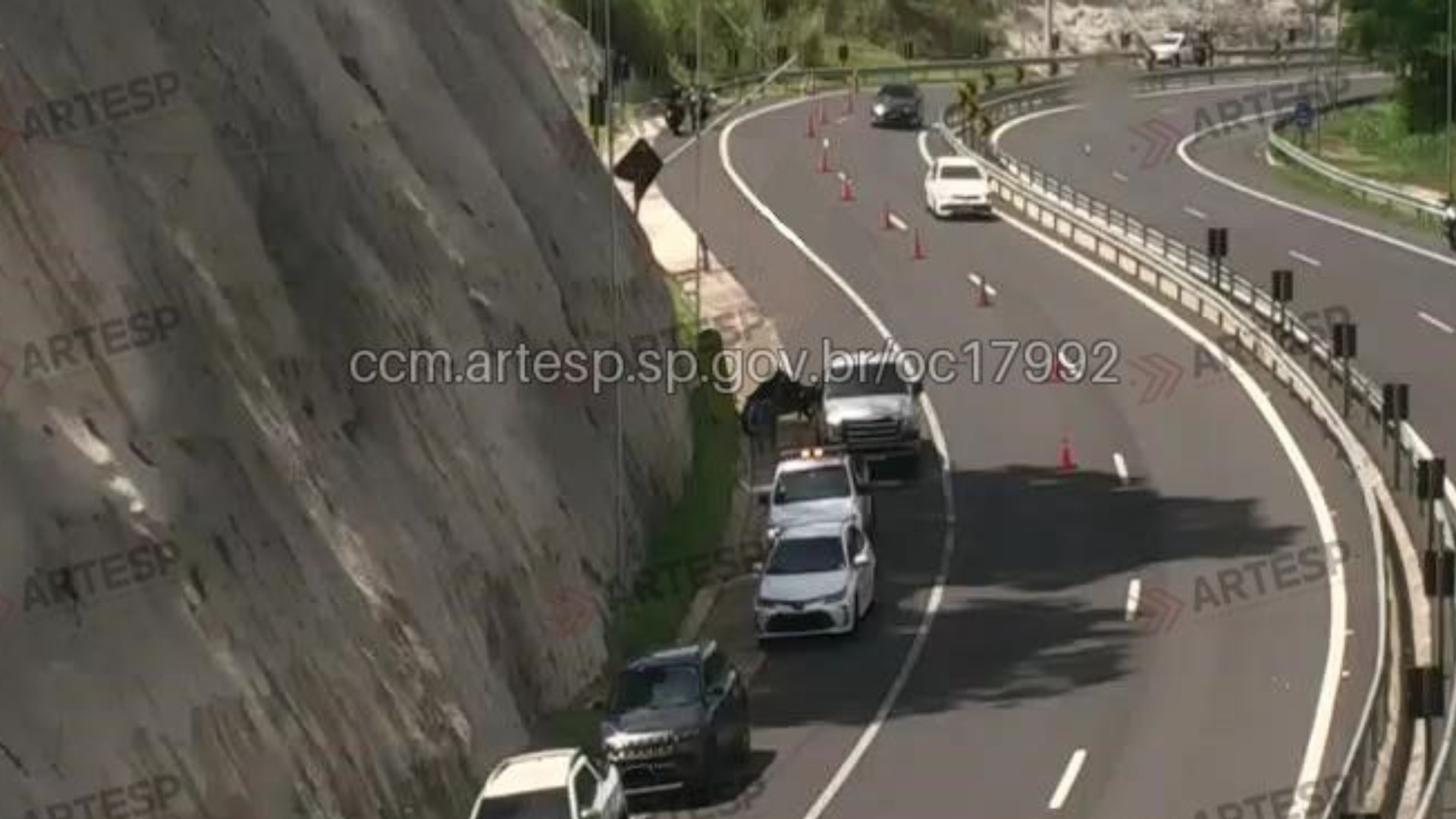 Motociclista bate em poste de iluminação, tomba e morre ao atingir placa de sinalização em rodovia 
