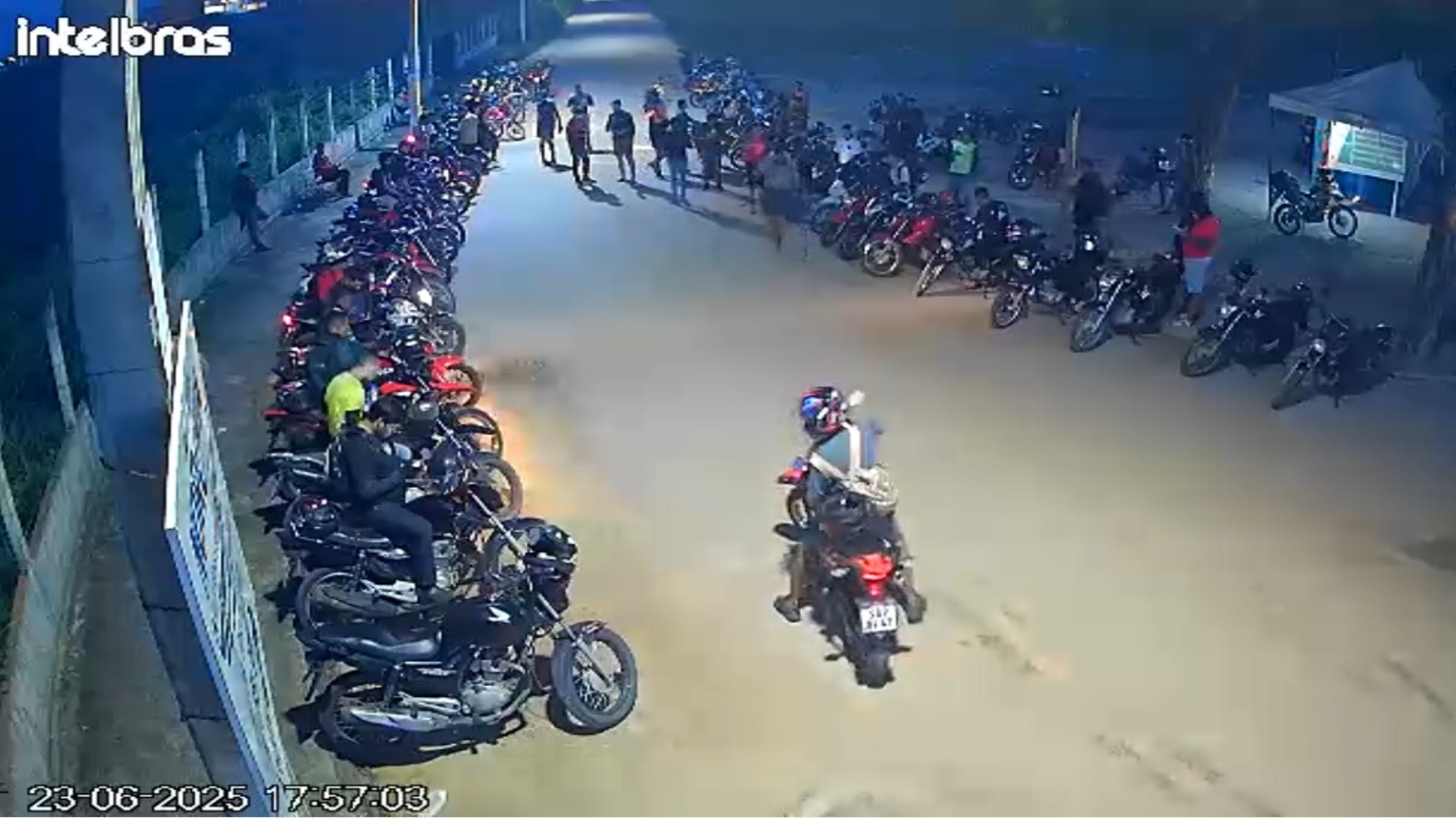 Vídeo mostra dezenas de motociclistas reunidos em esquema para elevar preço de corridas de aplicativo