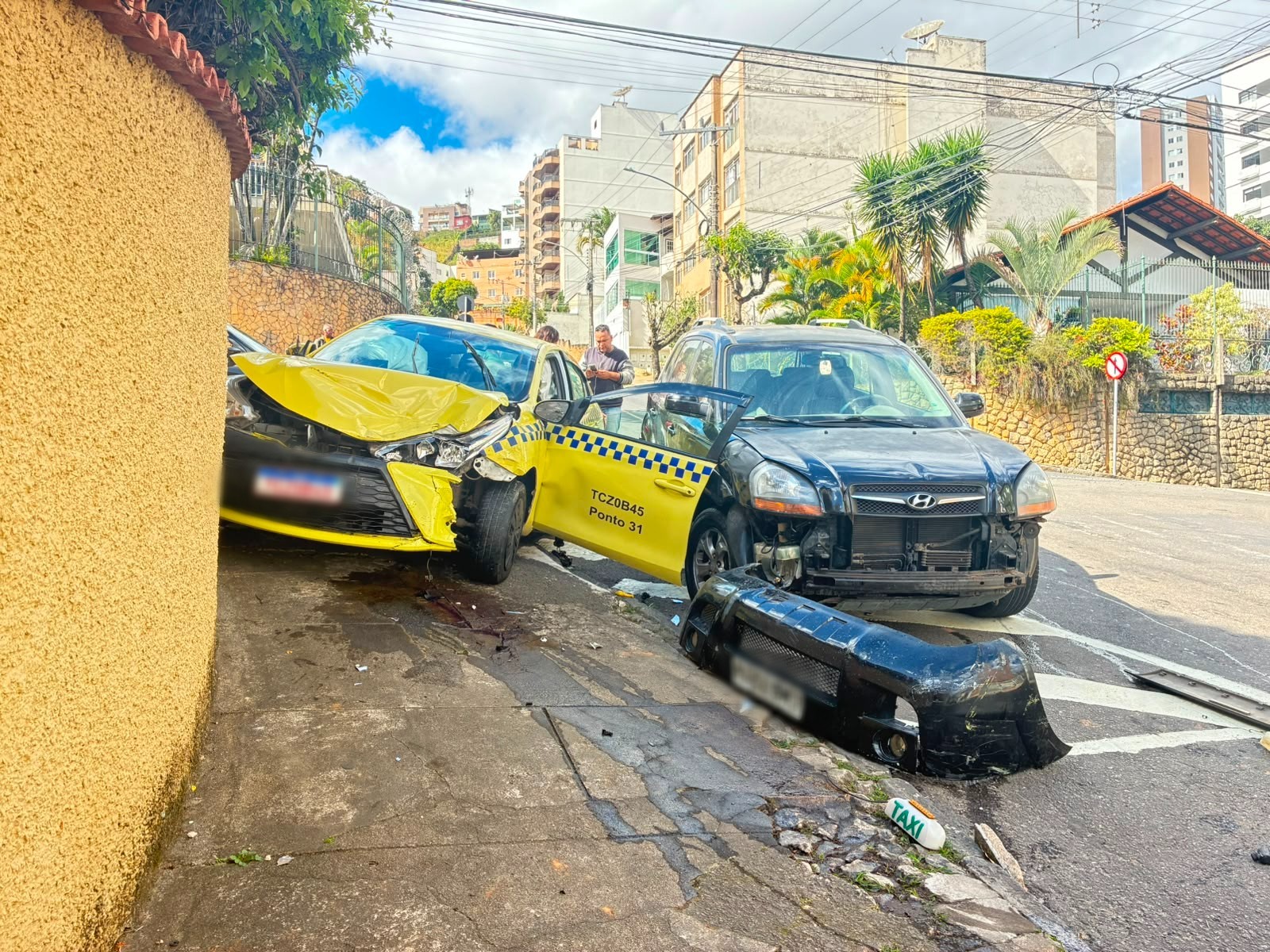 Criança fica ferida em batida entre carro e táxi no bairro Bom Pastor, em Juiz de Fora