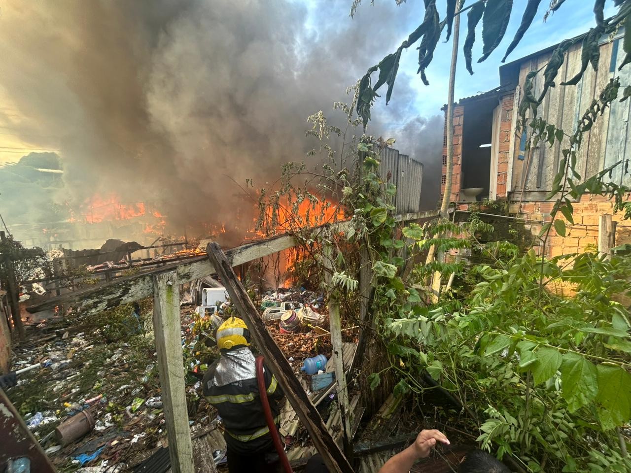 Explosão de botijão de gás pode ter iniciado incêndio em casas no bairro São Jorge em Manaus, diz Defesa Civil