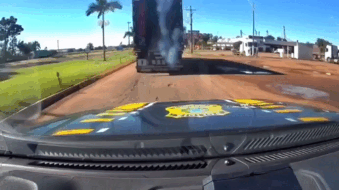 VÍDEO: Caminhoneiro joga mochila com cocaína pela janela durante perseguição no Paraná e acaba preso