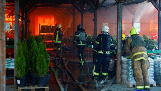 VÍDEO: Ataque russo em Kharkiv deixa um morto e incendeia mercado - Foto: (Valentyn Ogirenko/Reuters)