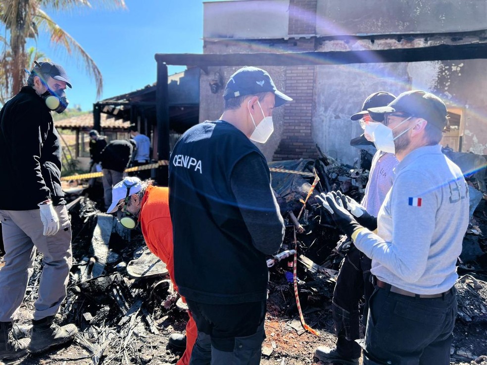 Autoridades brasileiras e francesas no local do acidente em Vinhedo — Foto: Força Aérea Brasileira/ divulgação