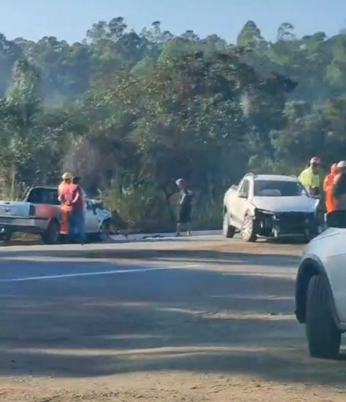 Batida entre caminhonetes deixa feridos na BR-494, em Divinópolis 