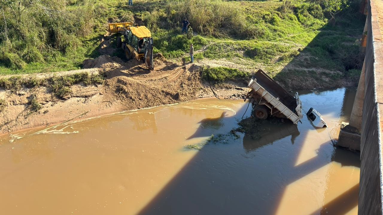 Laudo aponta que irmão de vereador morreu afogado após caminhão cair de ponte no interior de SP