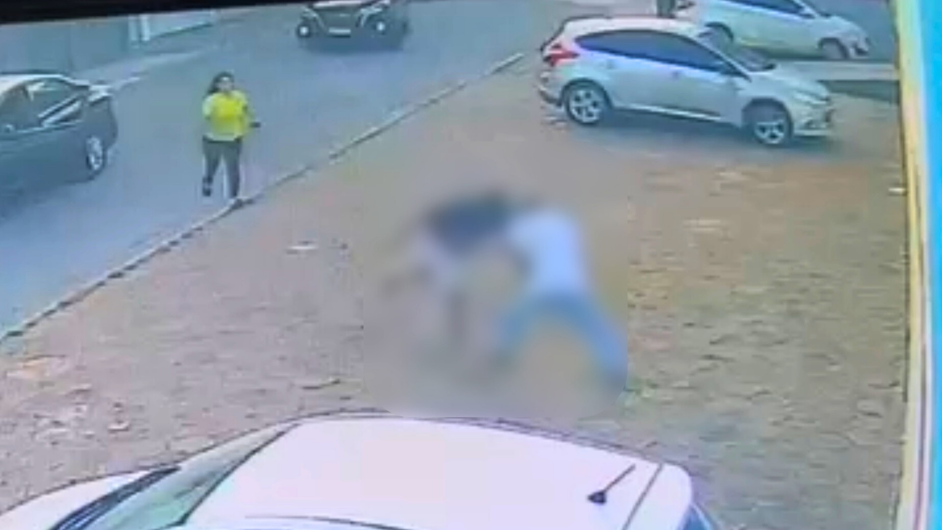 
VÍDEO: Homem é esfaqueado ao menos 10 vezes em frente a escola em Suzano