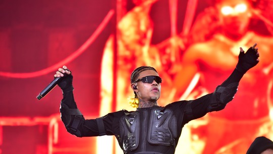 MC Cabelinho anima plateia de adolescentes, mas canta pouco em show no The Town - Conhecido por fazer ponte entre trap e funk, cantor apresentou repertório sobre ostentação drogas e sexo, muitas vezes apontando microfone para fãs completarem as letras.