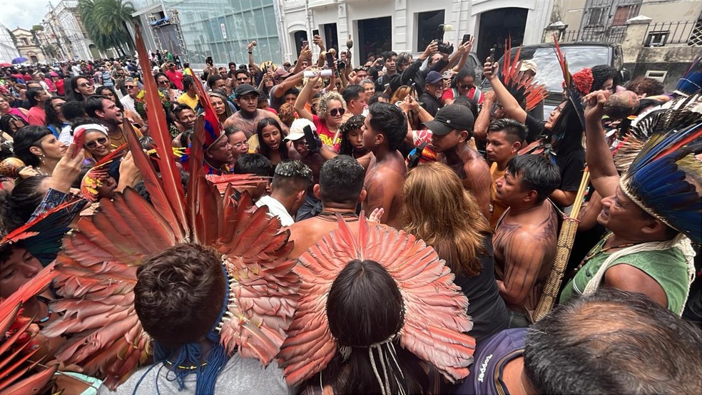 Indígenas comemoram em frente à Alepa — Foto: Taymã Carneiro/g1