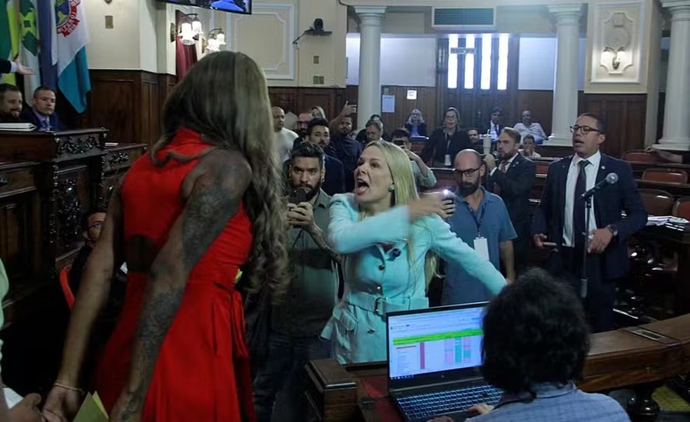 Fernanda Louback (de azul) discutiu com Benny Briolly (de vermelho) no plenário da Câmara de Niterói — Foto: Divulgação