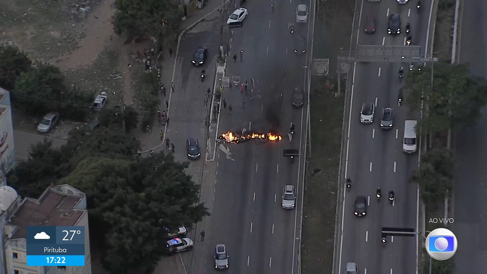 Manifestantes ateiam fogo em objetos e interditam trecho da Marginal Tietê