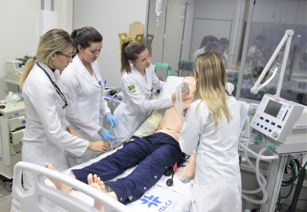jogo de clínica de cirurgia de simulador de médico de emergência:  tratamento de reforma de rosto e espinha ASMR - jogo de cirurgião de  cuidados