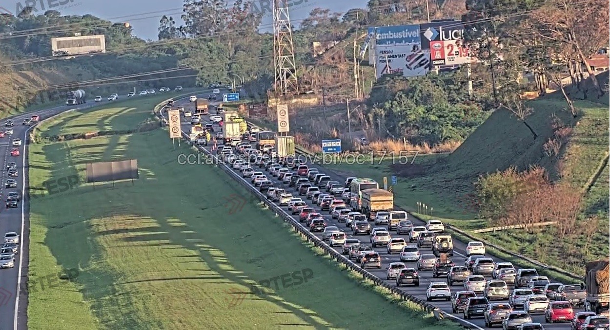 Acidente com motocicleta causa congestionamento na Rodovia dos Bandeirantes em Jundiaí