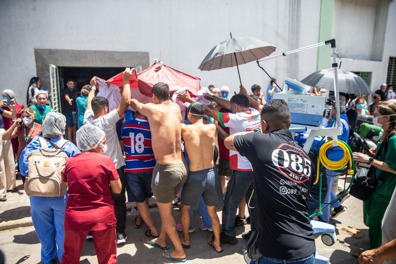 População ajuda a resgatar bebês e mães durante incêndio em hospital em Fortaleza; IMAGENS