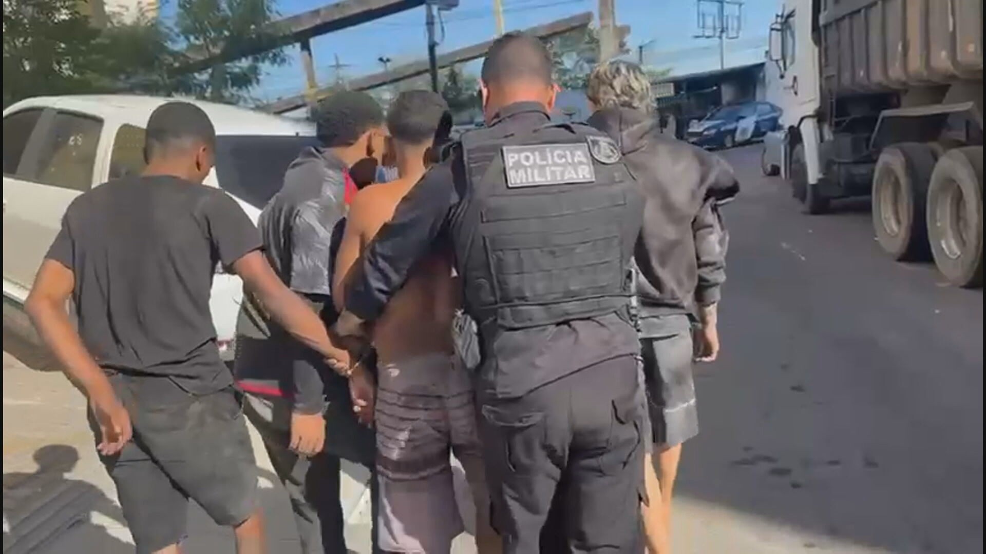 PM prende 4 suspeitos durante operação no Complexo da Mangueirinha, em Caxias