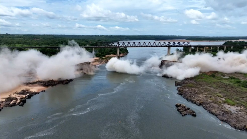Drone mostra momento de implosão da ponte — Foto: Reprodução/TV Anhanguera
