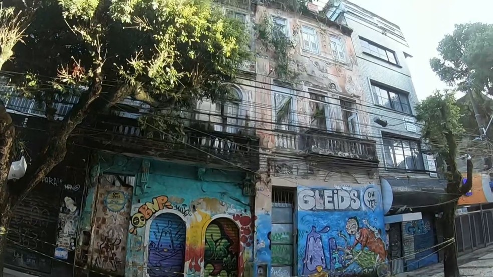 Imóvel, localizado na Avenida Sete de Setembro, foi atingido por deslizamento de terra. — Foto: Reprodução/TV Bahia