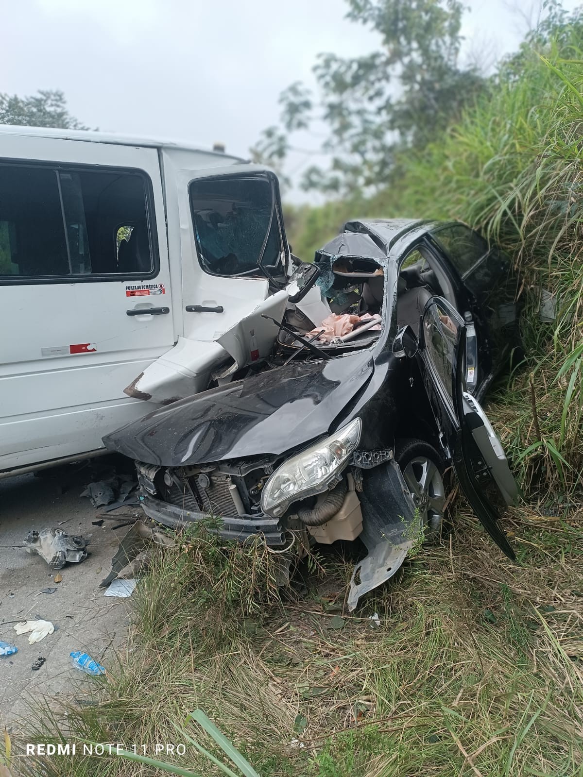 Três pessoas morrem em acidente envolvendo carro de passeio e van em Quipapá