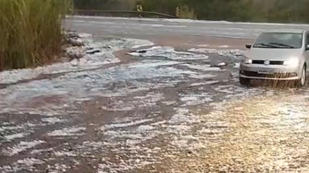 Ge&oacute;grafo ressalta que mesmo sendo pedras pequenas, volume de granizo pode causar preju &mdash; Foto: Reprodu&ccedil;&atilde;o/Redes Sociais