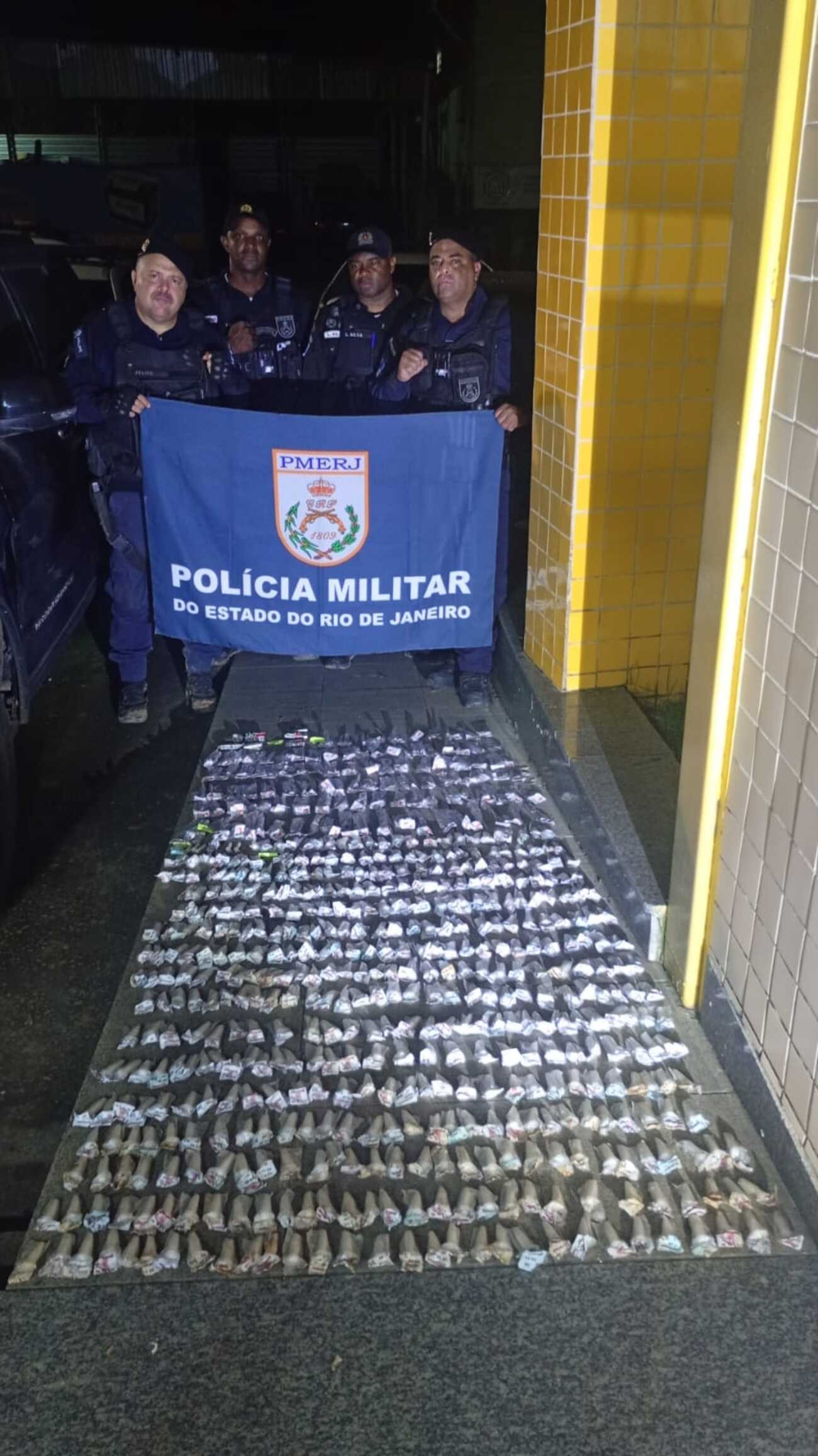 PM apreende drogas em área de mata em Piraí