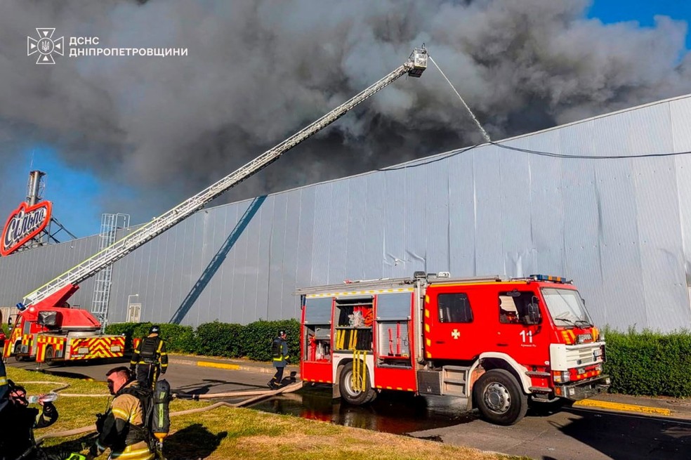 Bombeiros trabalhando para conter inc&ecirc;ndio em shopping de Kryvyi Rih, na Ucr&acirc;nia &mdash; Foto: Servi&ccedil;o de imprensa do Servi&ccedil;o Estatal de Emerg&ecirc;ncia da Ucr&acirc;nia na regi&atilde;o de Dnipropetrovsk/Divulga&ccedil;&atilde;o via REUTERS