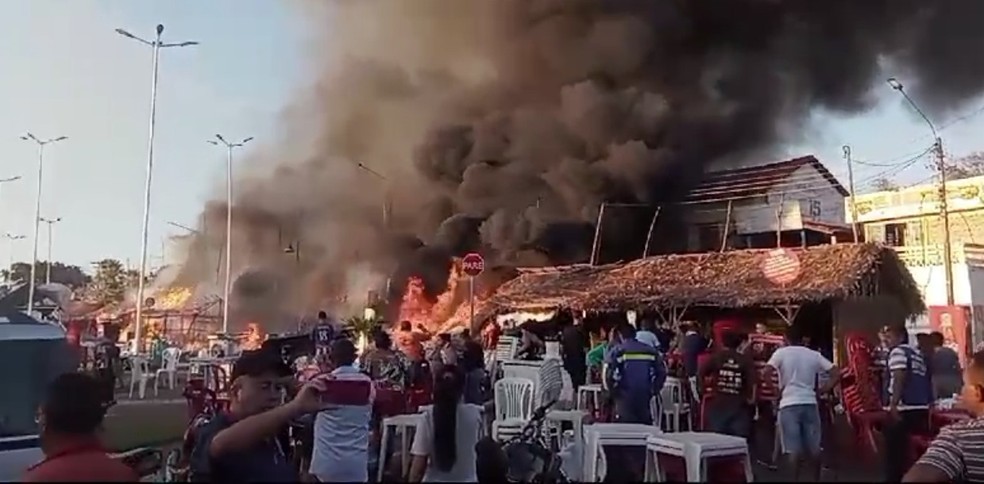 Incêndio destrói barracas de festejos de Nossa Senhora do Livramento em José de Freitas, no Piauí — Foto: Reprodução
