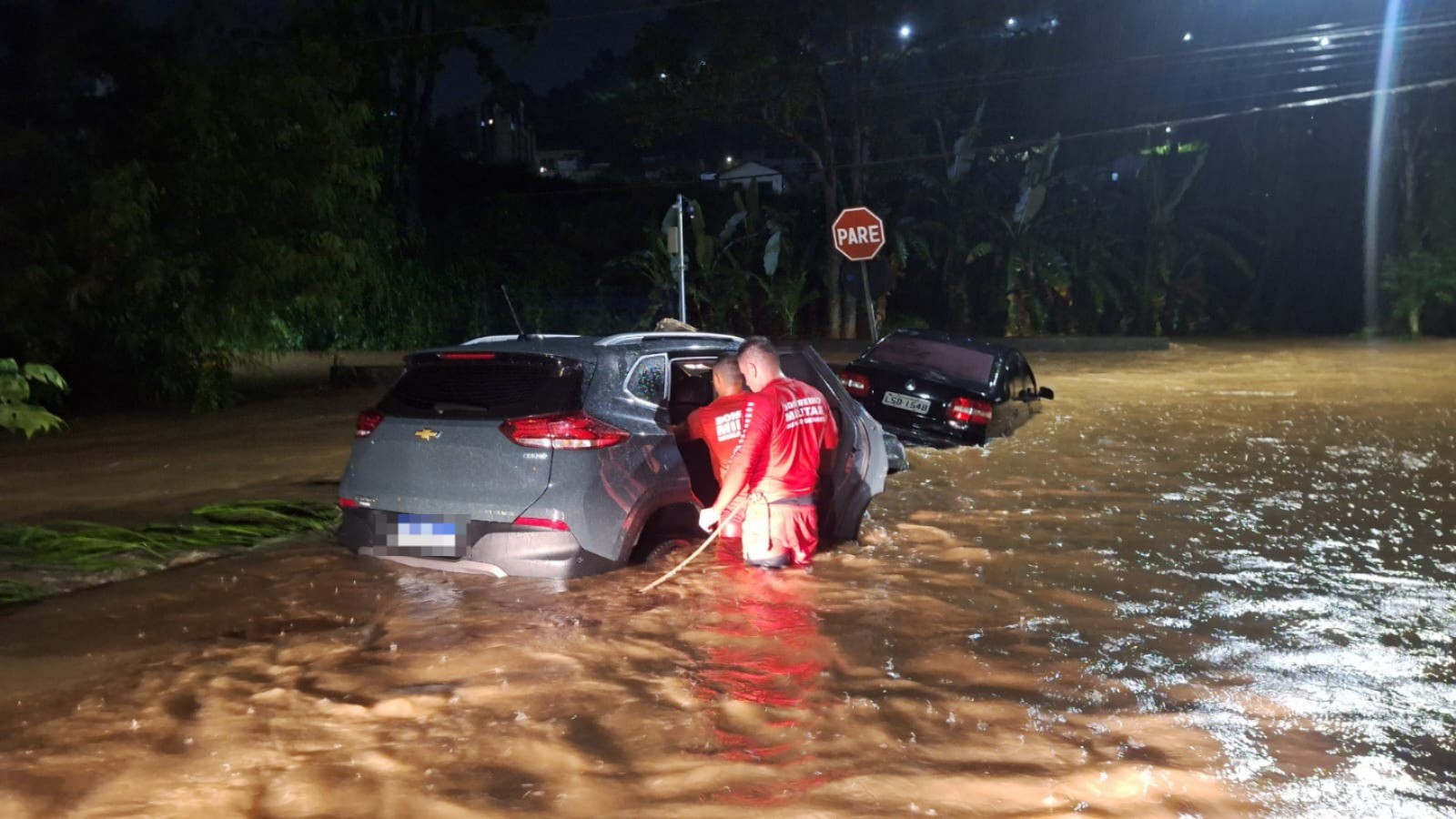 Temporal transborda córregos, alaga ruas e deixa pessoas ilhadas em Juiz de Fora e Barbacena; veja VÍDEOS e FOTOS