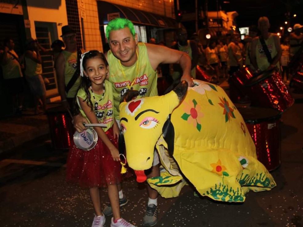 'De geração em geração': Bloco da Vaca mantém tradição e simula corrida de touros há 96 anos no interior de SP