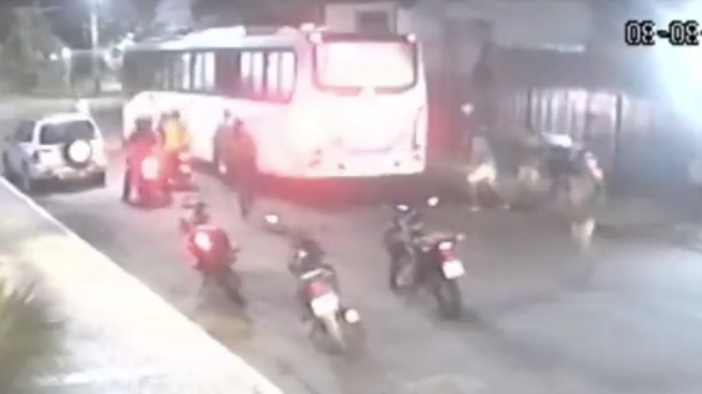 Grupo de motociclistas cerca e ataca ônibus com rojões no Bairro Cocó, em Fortaleza. — Foto: Reprodução