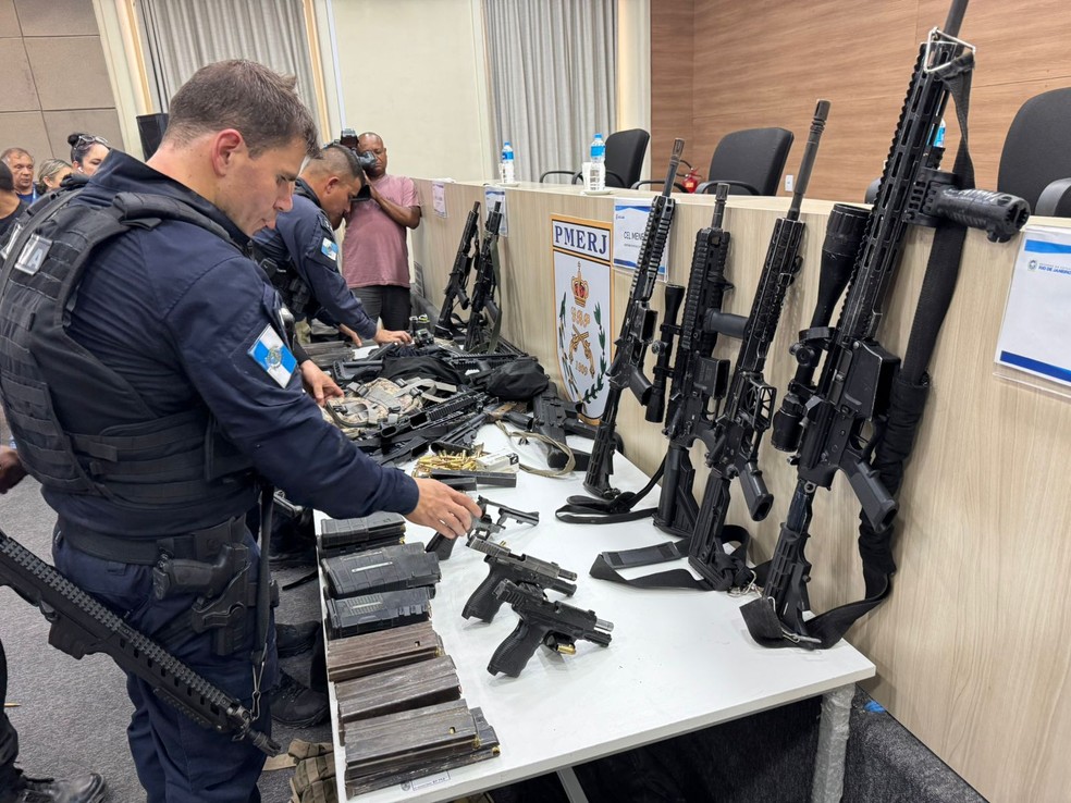 PM estoura ‘paiol’ da milícia e apreende 12 fuzis — Foto: Rafael Nascimento/g1 Rio