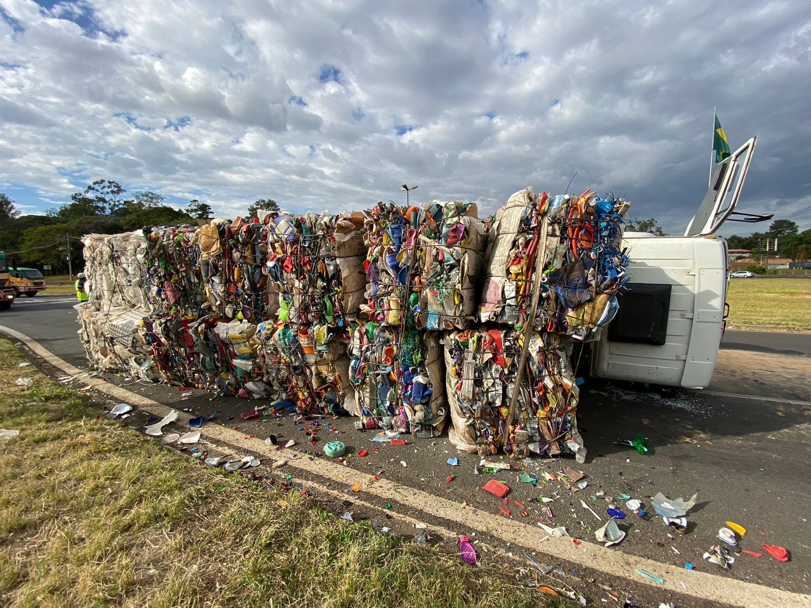 Caminhão com seis toneladas de material tomba em Limeira e causa lentidão no trânsito