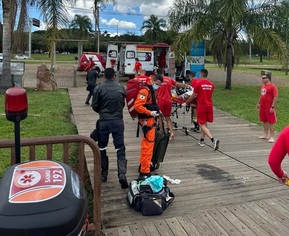 Bombeiros resgatam homem que afundou em areia movediça