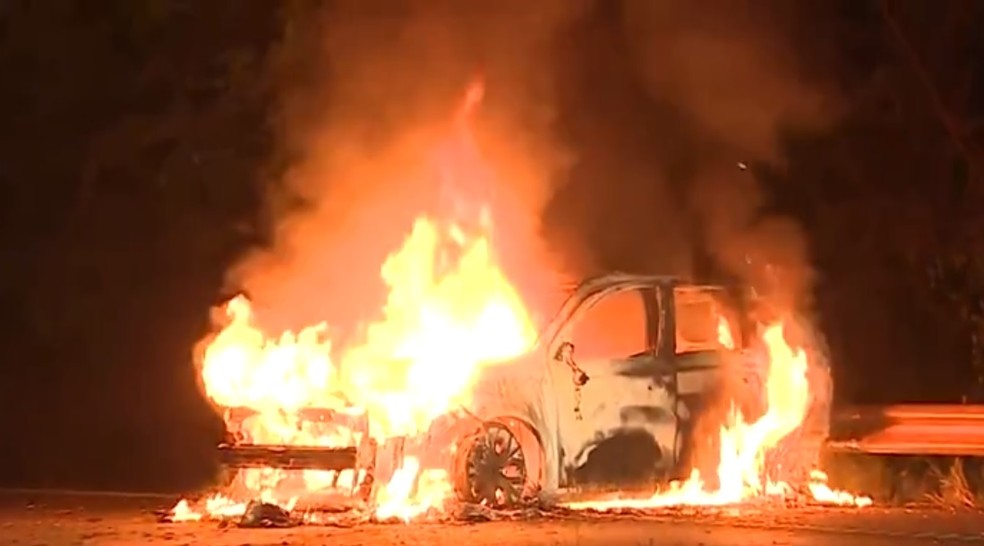 Veículo foi incendiado nas proximidades de ataque a carro-forte na Rodovia Luiz de Queiroz, em Piracicaba — Foto: Jefferson Souza/ EPTV