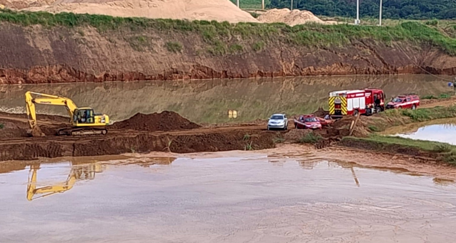 Homem morre após trator tombar e afundar em tanque de lama de mineradora no interior de SP