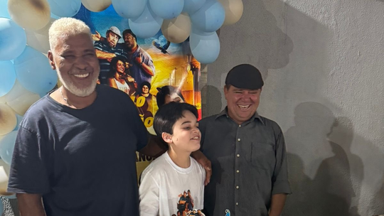 Garoto faz festa de aniversário com tema 'Pablo e Luisão' e ganha surpresa - 'Como eles não têm limite, foram lá no aniversário do menino', contou o humorista Paulo Vieira nas redes.