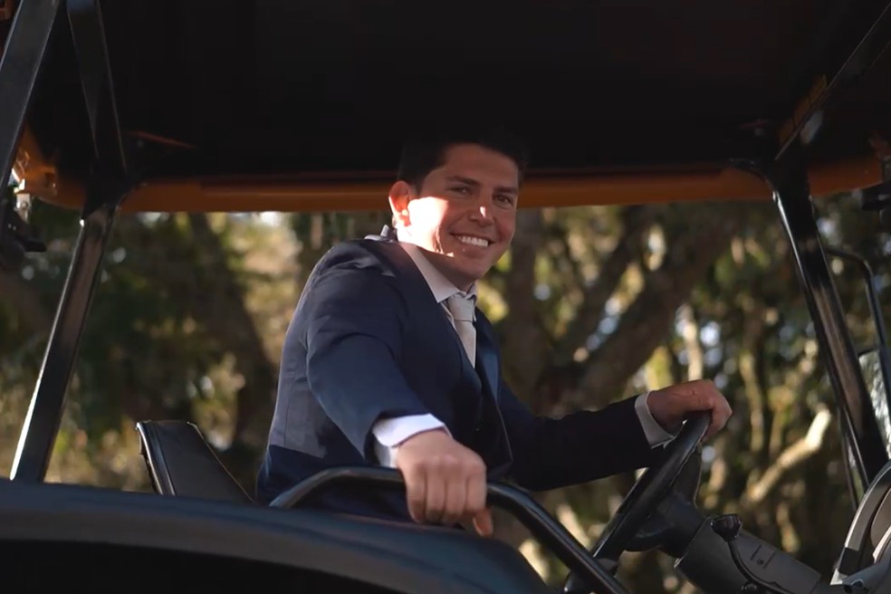 Noivo chega de trator a casamento no interior de SP — Foto: Rodrigo José de Camargo/Arquivo pessoal