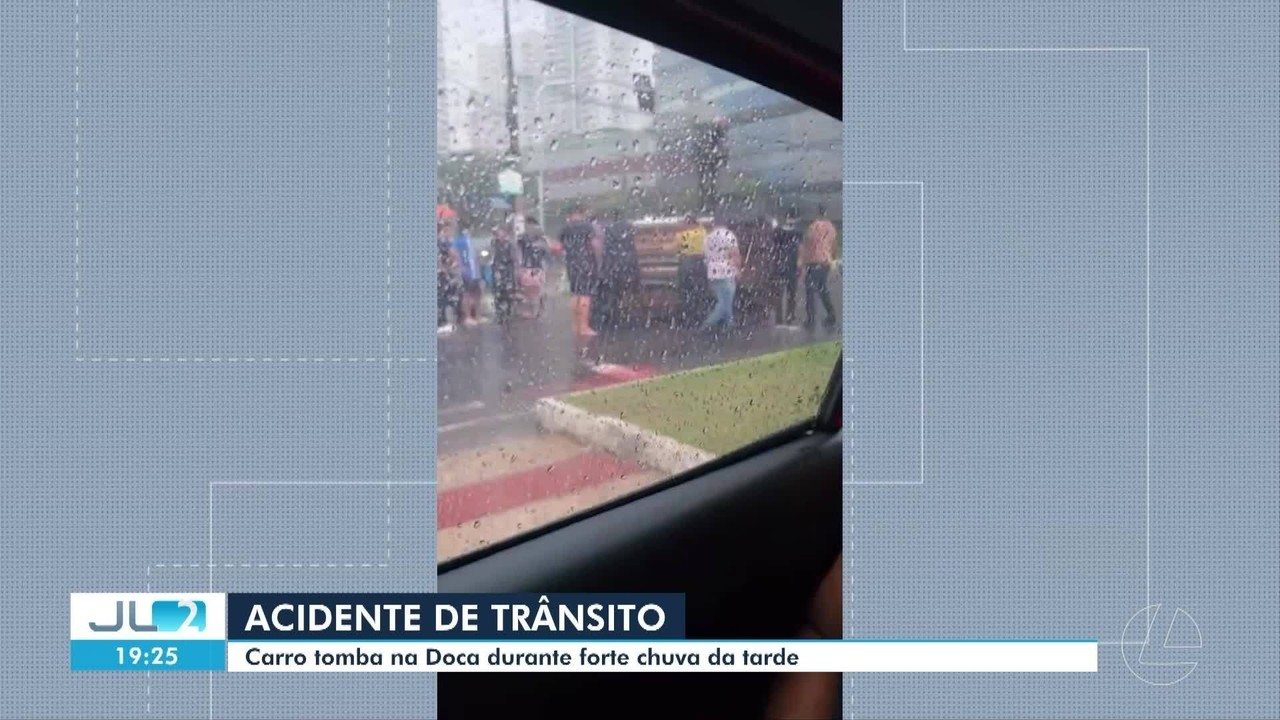 Carro tomba durante chuva forte na Doca, em Belém