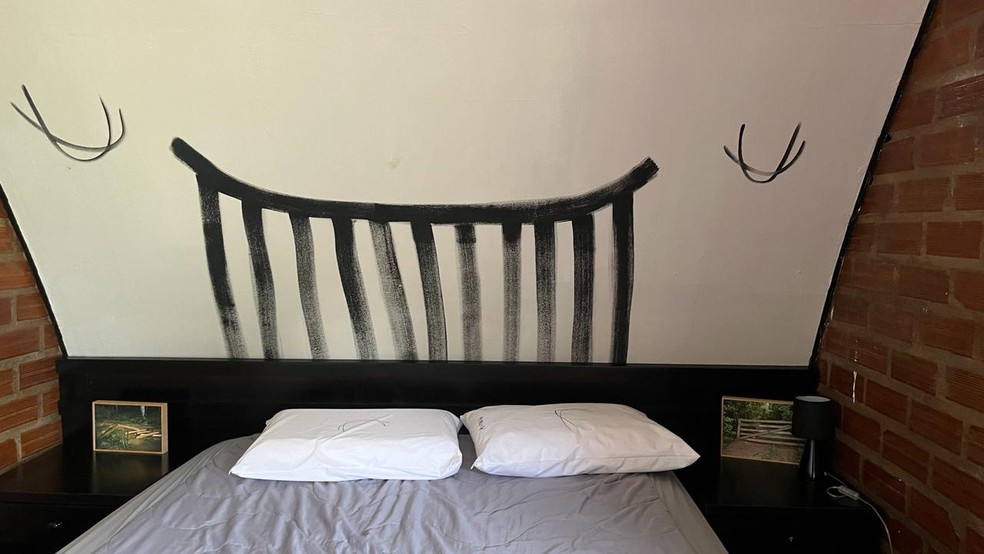 Um dos dormitórios do espaço turístico Paiter Suruí na Aldeia Lapetanha — Foto: Emily Costa/g1 RO