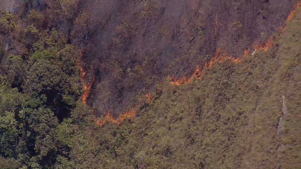 Incêndio florestal na Sera do Gandarela, em Rio Acima — Foto: TV Globo/ Reprodução