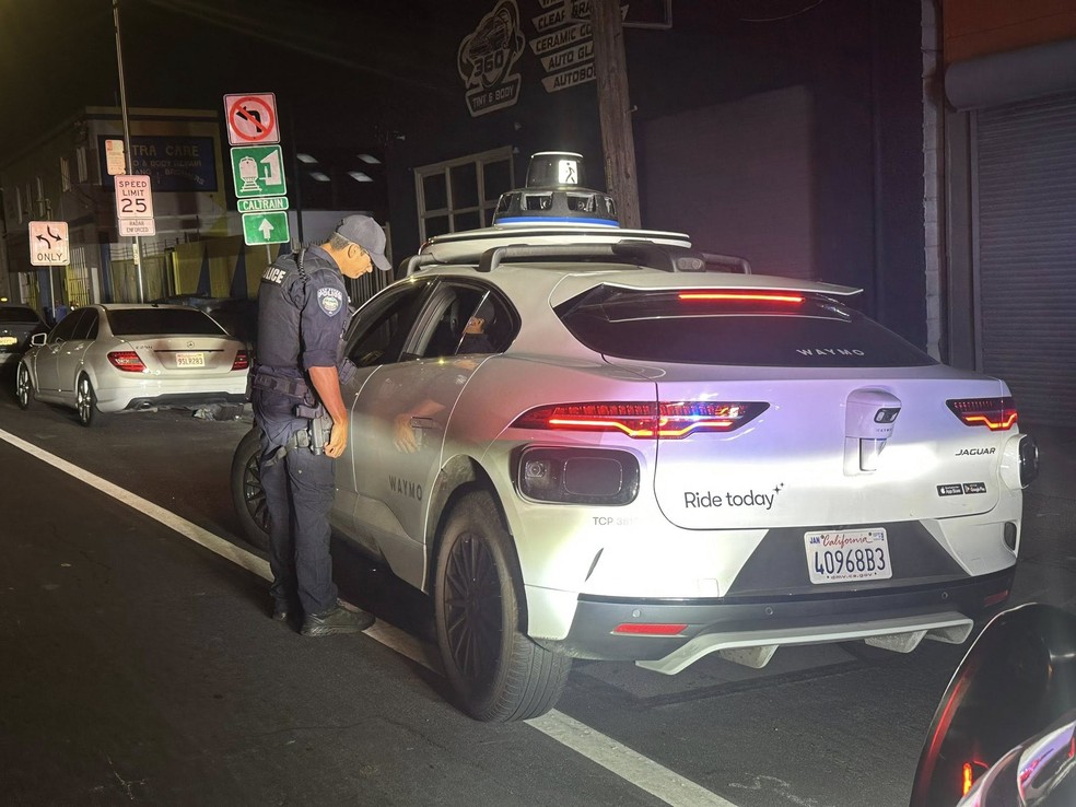 Policial aborda táxi autônomo nos EUA e não tem como emitir uma multa — Foto: divulgação/Departamento de polícia de San Bruno