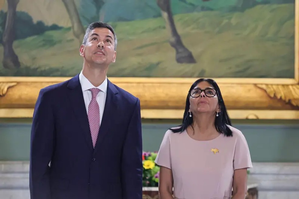 Delcy Rodríguez recebeu o presidente do Paraguai, Santiago Peña, no Palácio de Miraflores, em Caracas, antes de viajar a Nova York — Foto: Getty Images