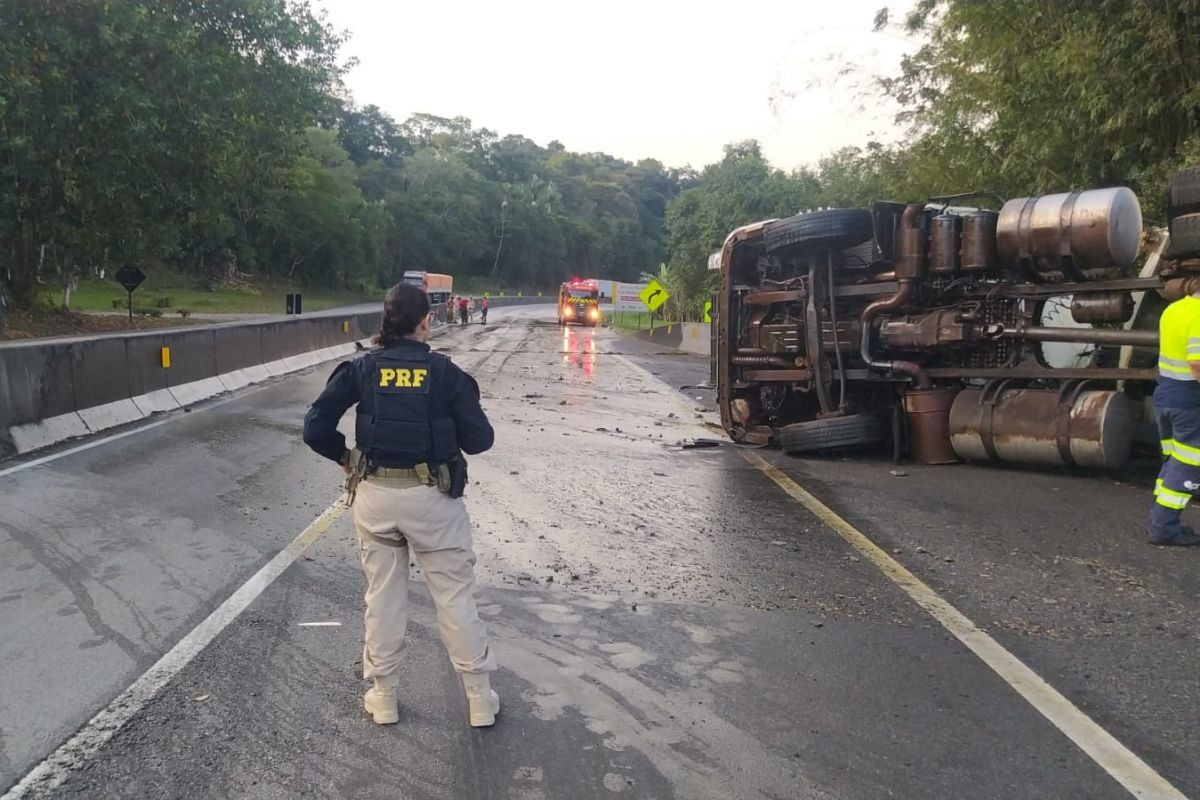 Caminhão carregado com óleo vegetal tomba e bloqueia a BR-277, no Paraná